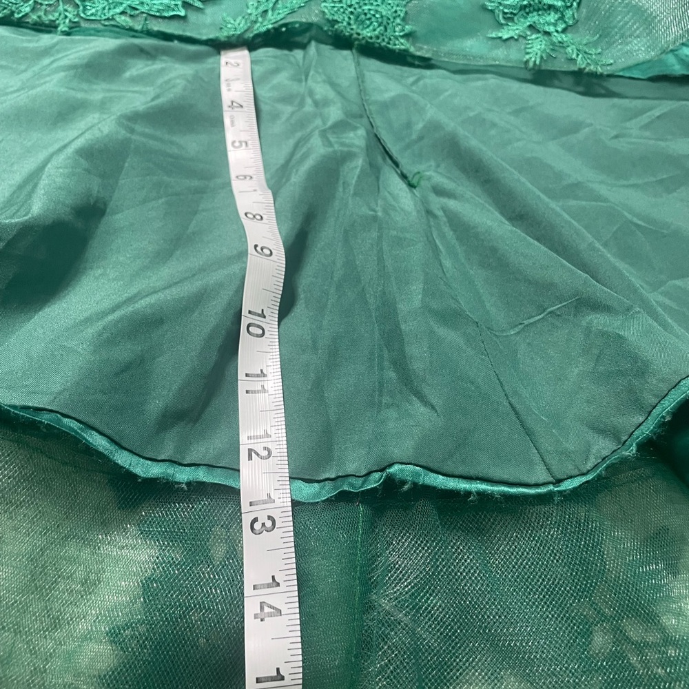 Long Green Color Gown Size 6-8 - Picture 11 of 16